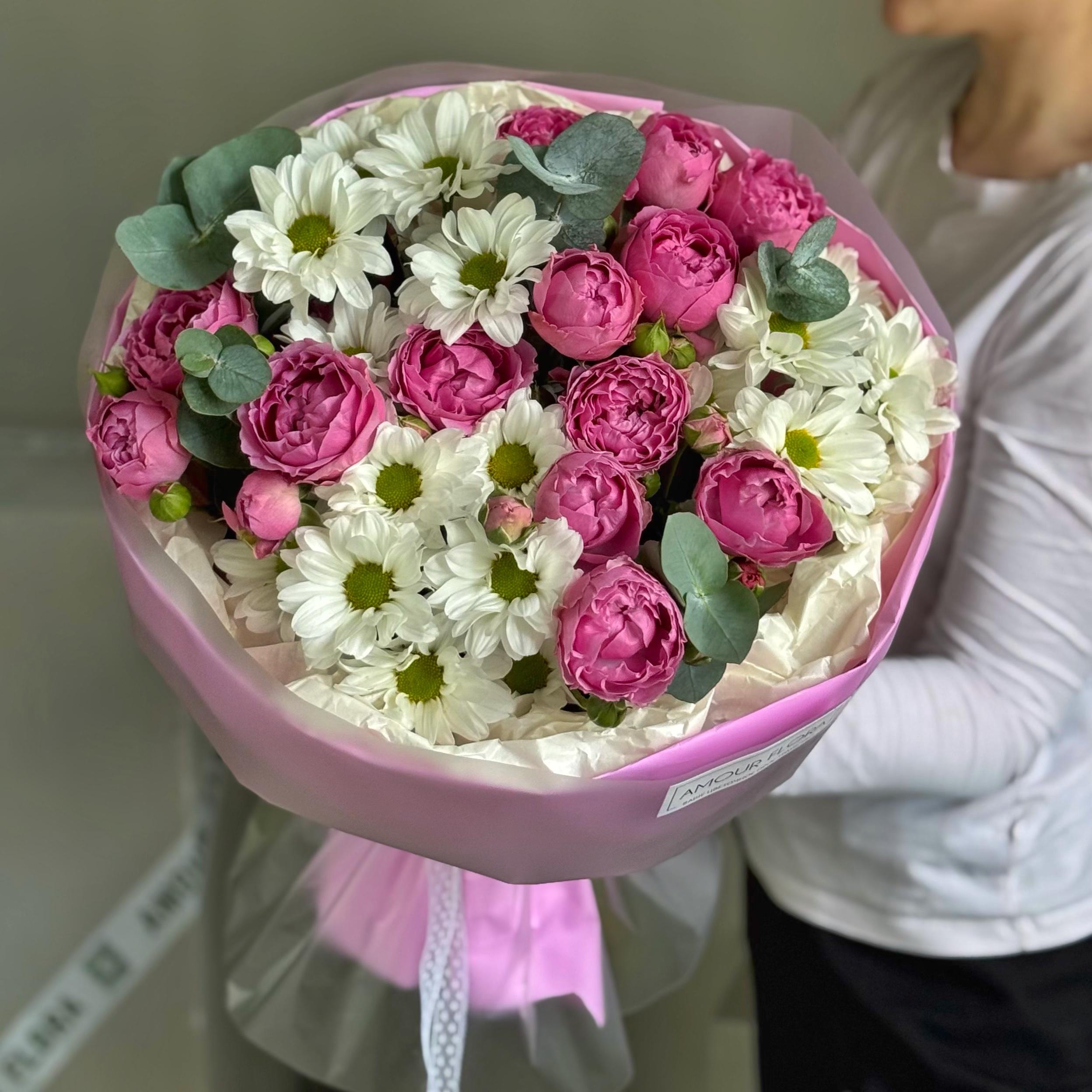 Букет из кустовых роз с ромашками 645