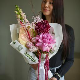 розовый