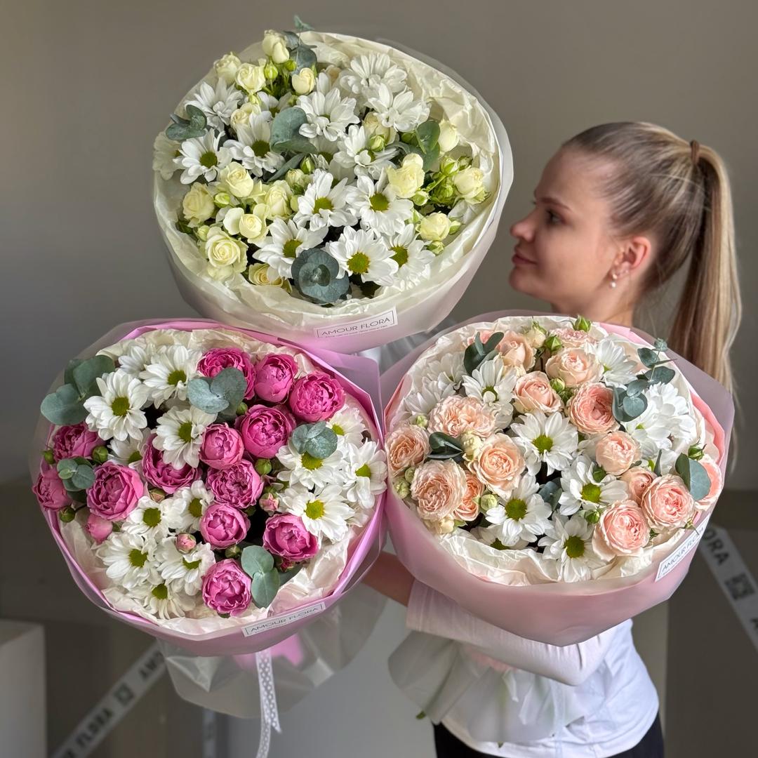 Букет из кустовых роз с ромашками 645